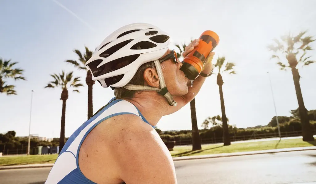 biker drinking water in a triathlon