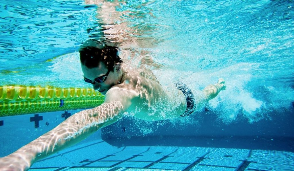 male swimmer doing freestyle swimming - ee220319