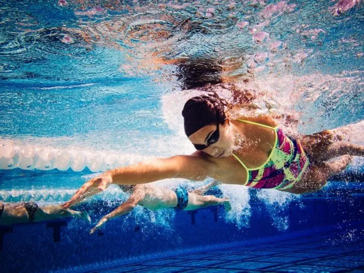underwater photo of a woman swimming freestyle - ee220319