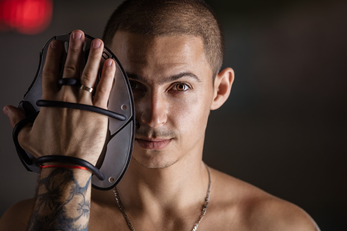 How to Use Hand Paddles for Swimming (StepbyStep Guide) Triathlon