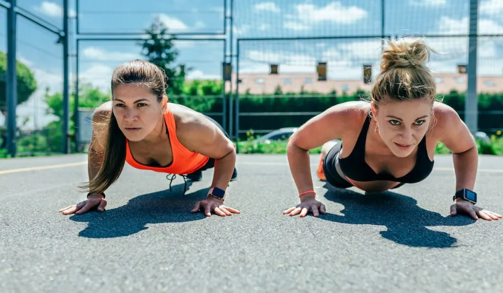 Sportswomen doing push-ups
